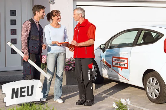 Drei Personen vor einem Haus